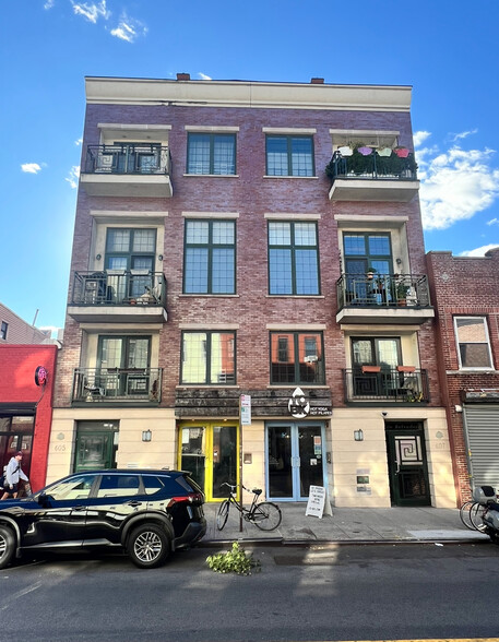 605-607 Manhattan Ave, Brooklyn, NY for lease - Building Photo - Image 1 of 17