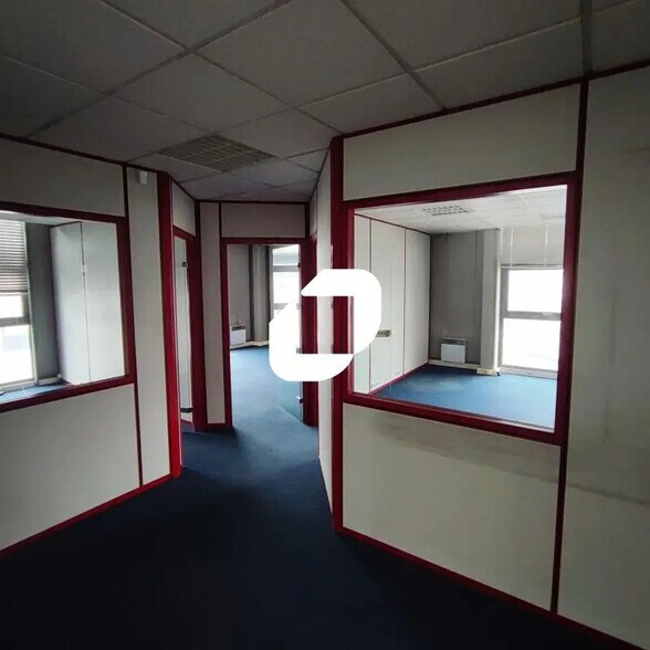 Flex in Sucy-en-Brie for lease - Interior Photo - Image 2 of 9