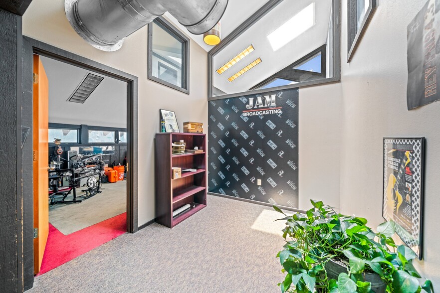 2125 Sidney Baker St, Kerrville, TX for sale - Interior Photo - Image 2 of 28