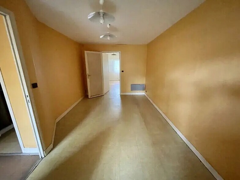 Office in Barentin for lease - Interior Photo - Image 2 of 6