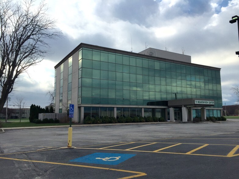 70 Meadowview Ctr, Kankakee, IL for lease - Building Photo - Image 2 of 4