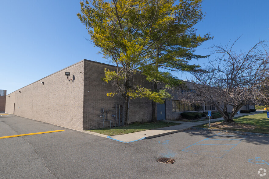 60 Executive Blvd, Farmingdale, NY for lease - Building Photo - Image 3 of 13