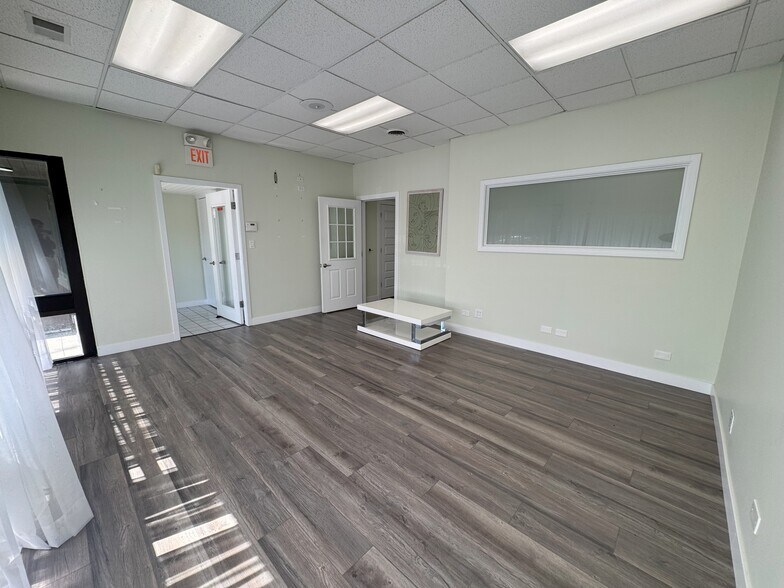 939 N Plum Grove Rd, Schaumburg, IL for lease - Building Photo - Image 2 of 16