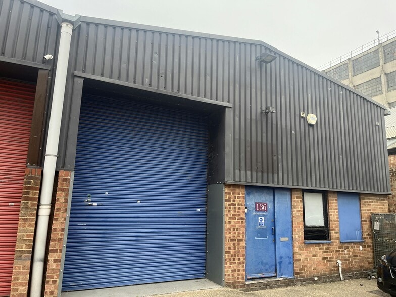 Clayton Rd, Hayes for lease - Building Photo - Image 1 of 2