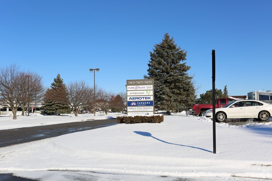 5405 Gateway Ctr, Flint, MI for lease - Building Photo - Image 3 of 3