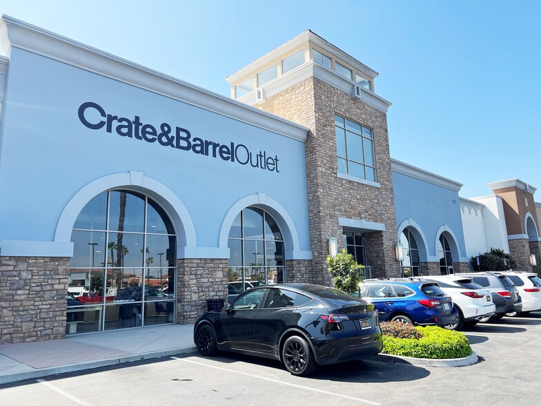 555-595 Grand Ave, San Marcos, CA for lease - Building Photo - Image 2 of 11