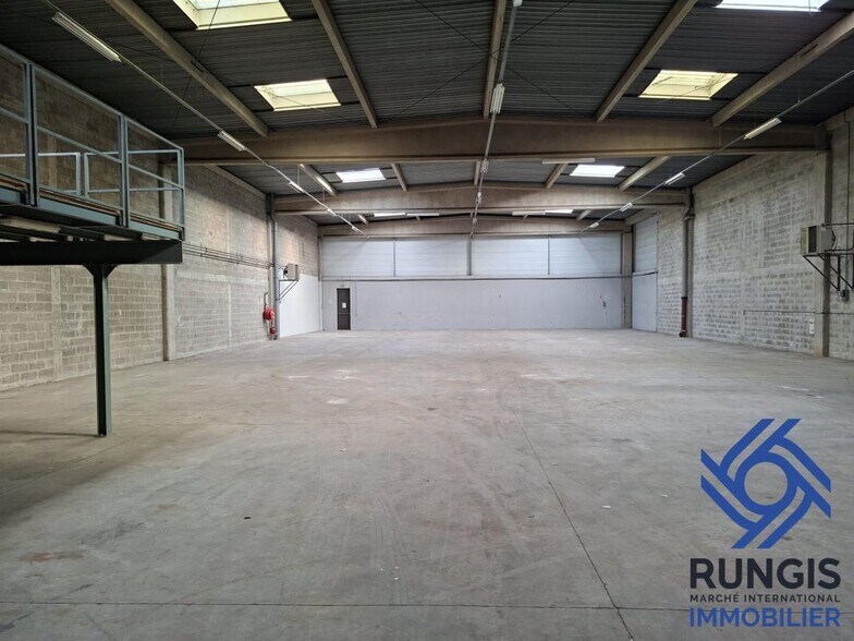 Industrial in L'HAY-LES-ROSES for lease - Interior Photo - Image 1 of 4