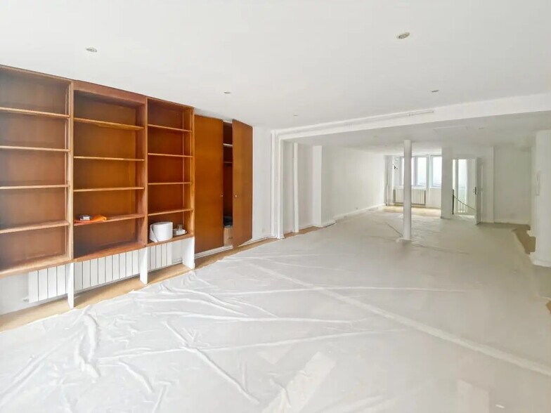 Office in Paris for lease - Building Photo - Image 1 of 7