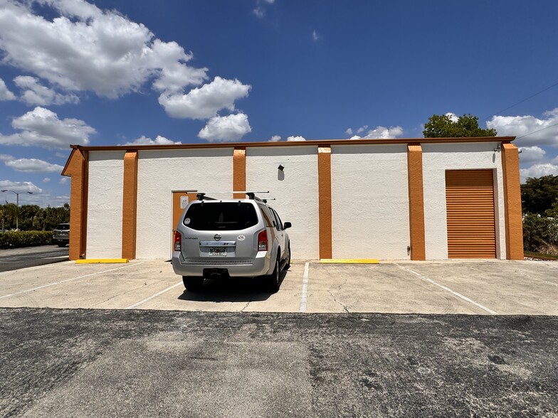 1900 Crystal Dr, Fort Myers, FL for lease - Building Photo - Image 3 of 7