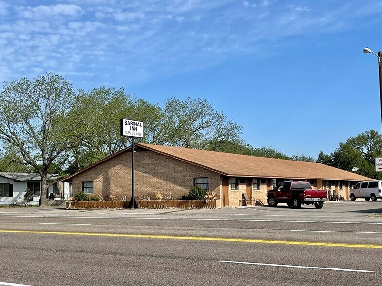 413 E Fisher Ave, Sabinal, TX for sale - Building Photo - Image 1 of 1