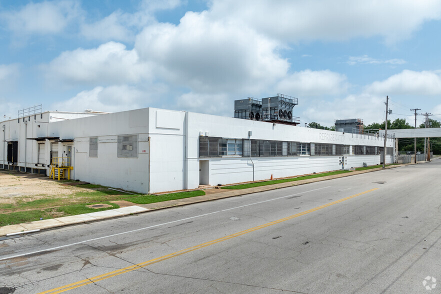 1100 E Parkway S, Memphis, TN for lease - Building Photo - Image 1 of 25