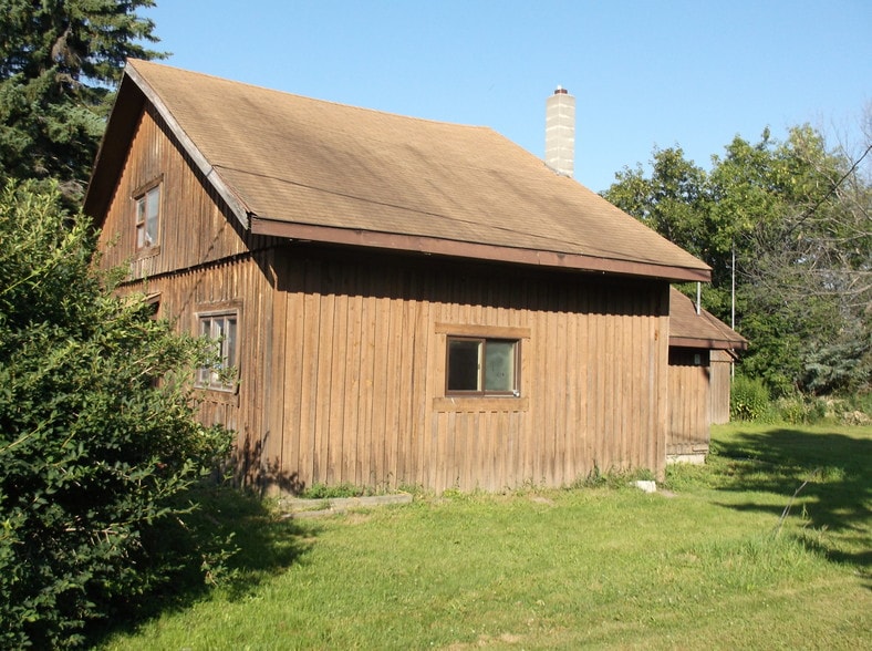 126 E 1st St, Neche, ND 58265