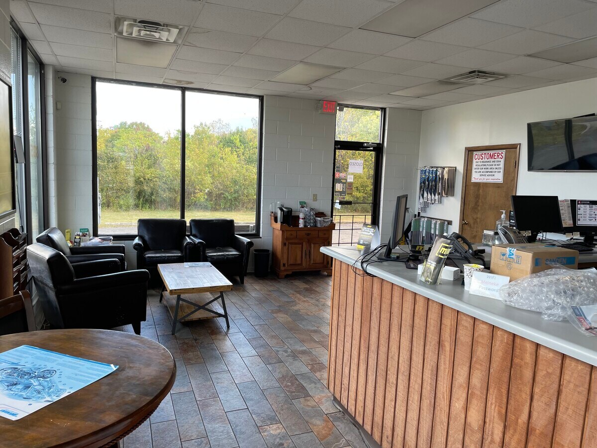 8858 Kingston Pike, Knoxville, TN 37923