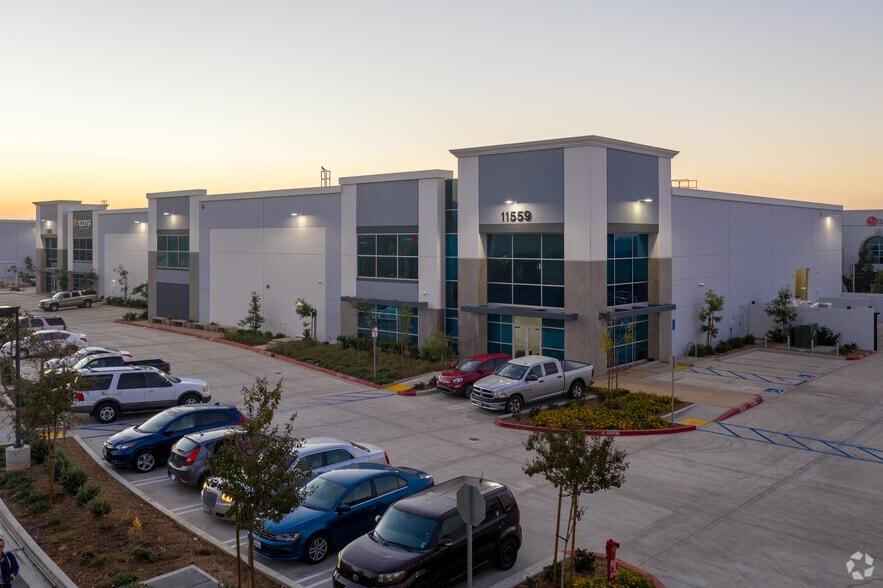 11559 Foothill Blvd, Rancho Cucamonga, CA for lease - Primary Photo - Image 2 of 9