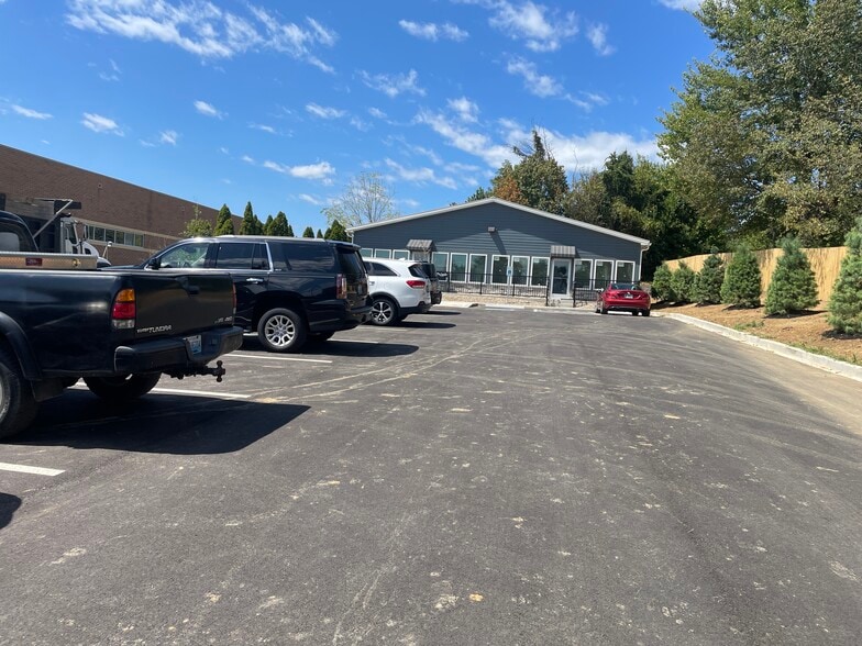 213 Peachtree St, Shelbyville, KY for lease - Building Photo - Image 2 of 4