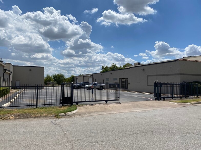 301 W Arlington Ave, Fort Worth, TX for lease - Building Photo - Image 1 of 17