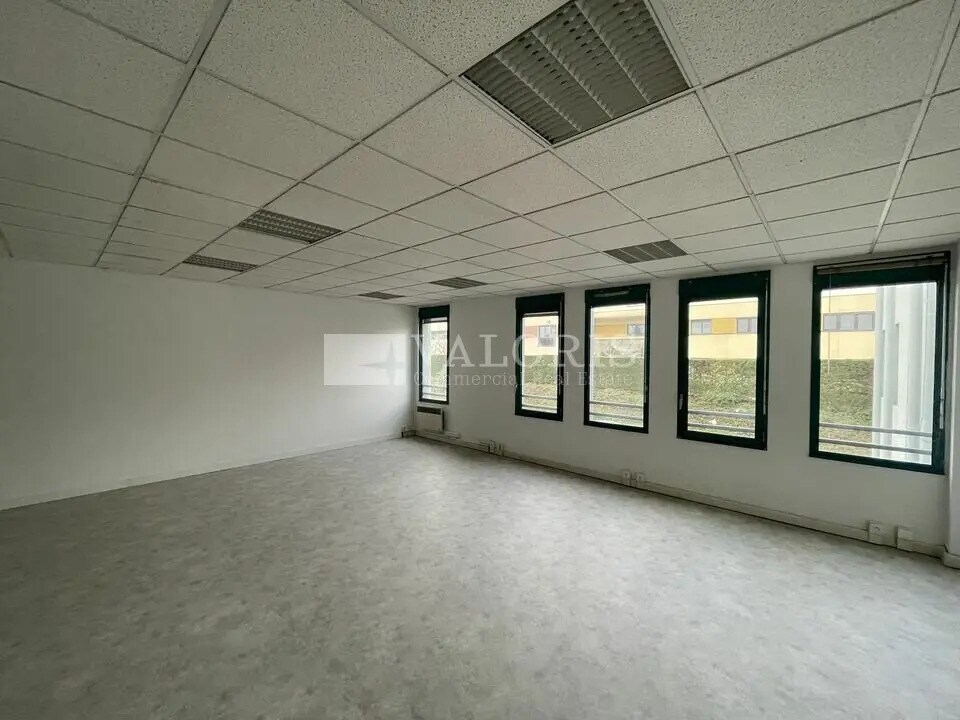 Office in Saint-Genis-Laval for sale Building Photo- Image 1 of 8