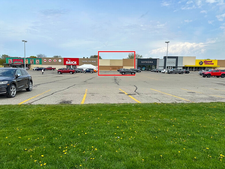 671 Grand Ave W, Chatham, ON for lease - Building Photo - Image 1 of 2