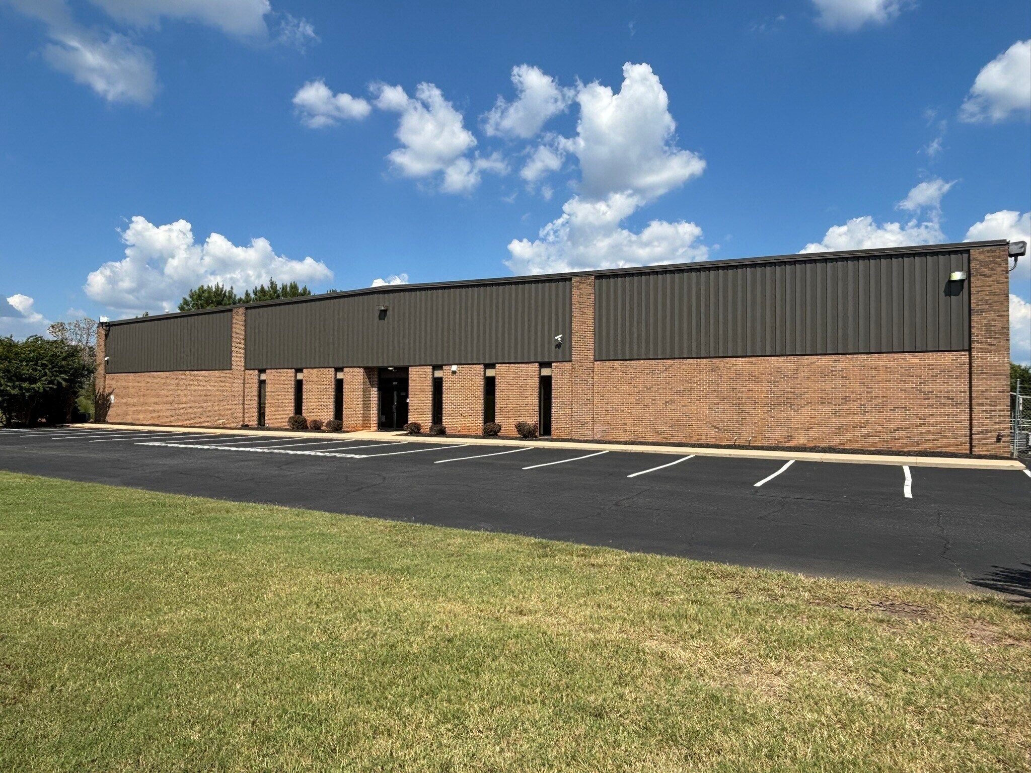 240 Commerce Ct, Duncan, SC for lease Building Photo- Image 1 of 5
