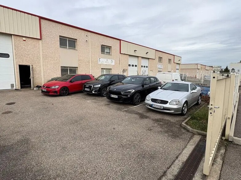 Office in Chassieu for lease - Building Photo - Image 2 of 5