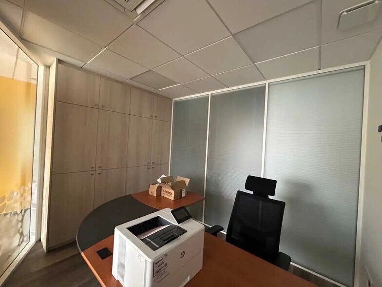 Retail in Saint-Quentin for lease - Building Photo - Image 2 of 4