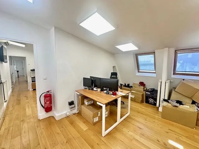 Office in Paris for lease - Interior Photo - Image 2 of 18