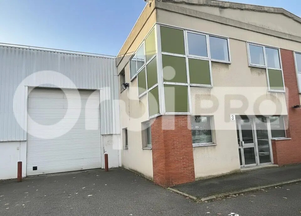 Location Entrepôt 379 m² - Photo 1