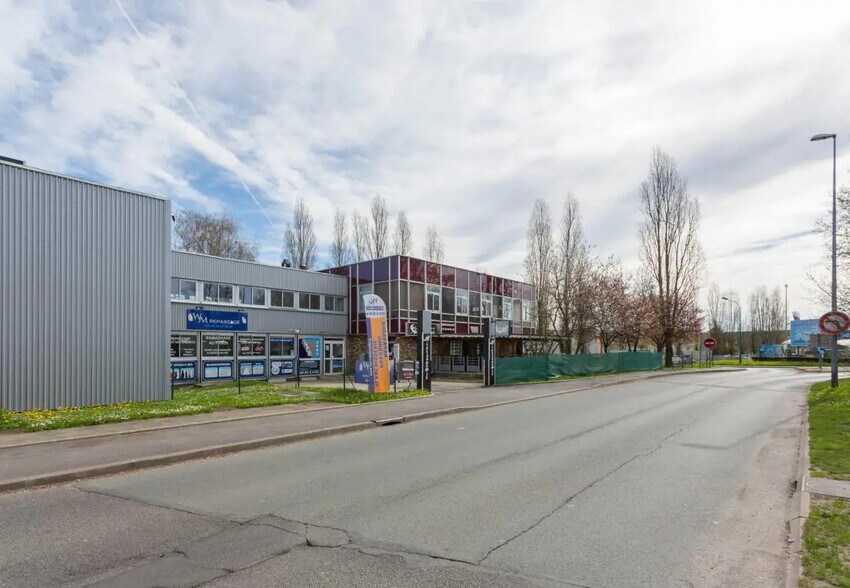 Retail in Morangis for lease - Building Photo - Image 1 of 6