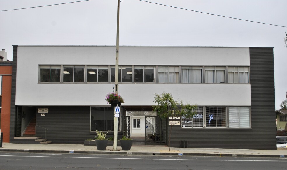 738-746 E Main St, Ventura, CA for lease - Building Photo - Image 2 of 3