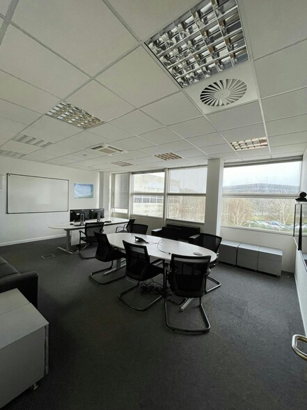 Oldbury, Bracknell for lease - Interior Photo - Image 2 of 7