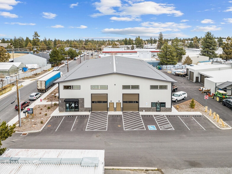 693 SE Glenwood Dr, Bend, OR for lease - Building Photo - Image 1 of 16