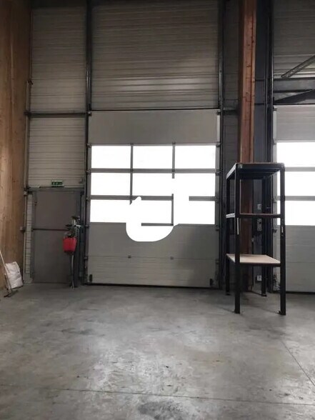 Flex in Le Barp for lease - Interior Photo - Image 3 of 4