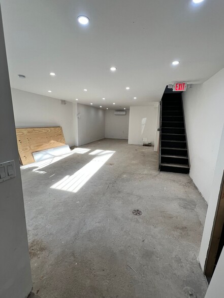 151 N 7th St, Brooklyn, NY for lease - Building Photo - Image 2 of 6