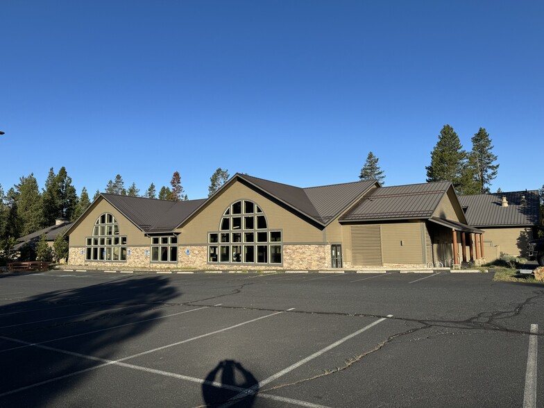 18135 Cottonwood Rd, Sunriver, OR for sale - Building Photo - Image 1 of 47