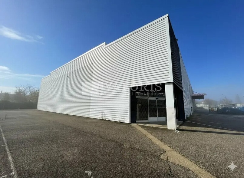 Retail in Vaulx-en-Velin for lease - Building Photo - Image 2 of 8