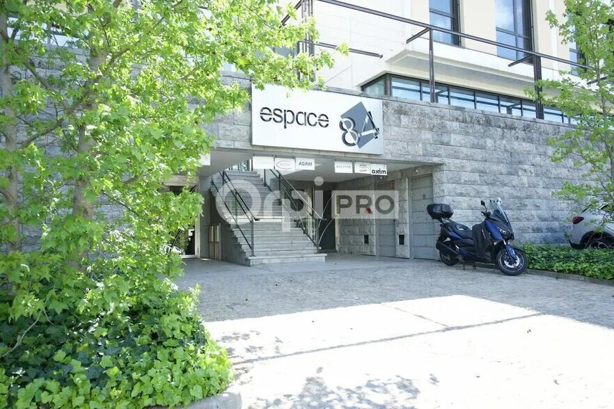 Office in Lyon for lease - Lobby - Image 1 of 9