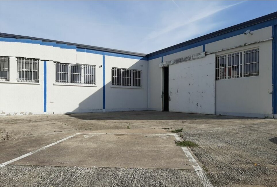 Industrial in Vaux-le-Pénil for sale Primary Photo- Image 1 of 2