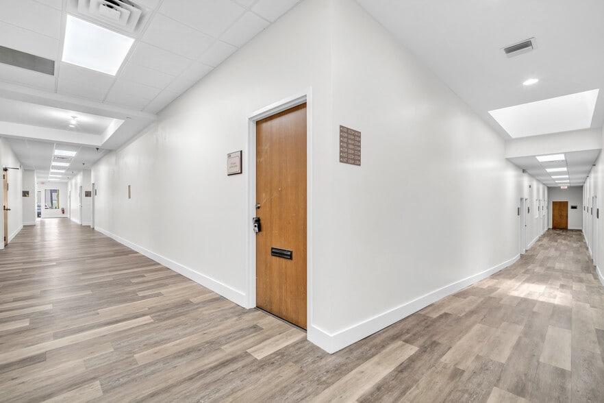 1700 N Dixie Hwy, Boca Raton, FL for lease - Interior Photo - Image 3 of 23