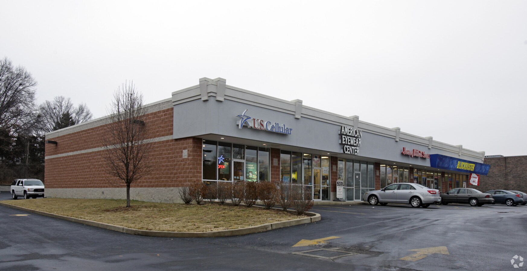 8567 Watson Rd, Saint Louis, MO 63119