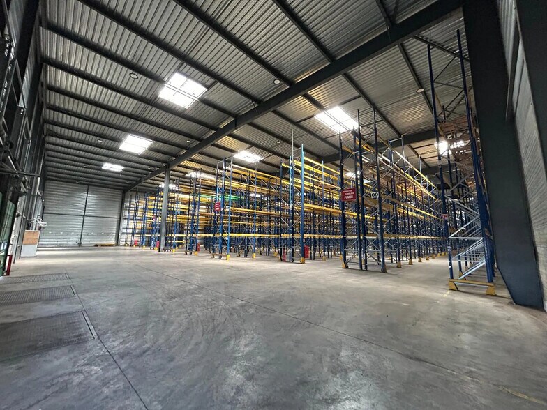 Industrial in Seclin for lease - Interior Photo - Image 2 of 3