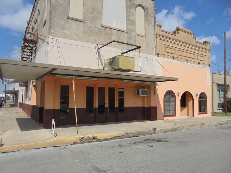 123 W May St, Yoakum, TX 77995