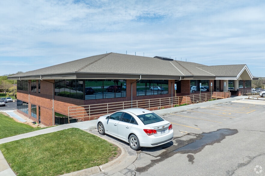 1101 S 70th St, Lincoln, NE for lease - Primary Photo - Image 1 of 7
