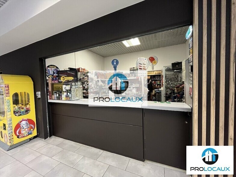 Retail in Roye for lease - Interior Photo - Image 2 of 15