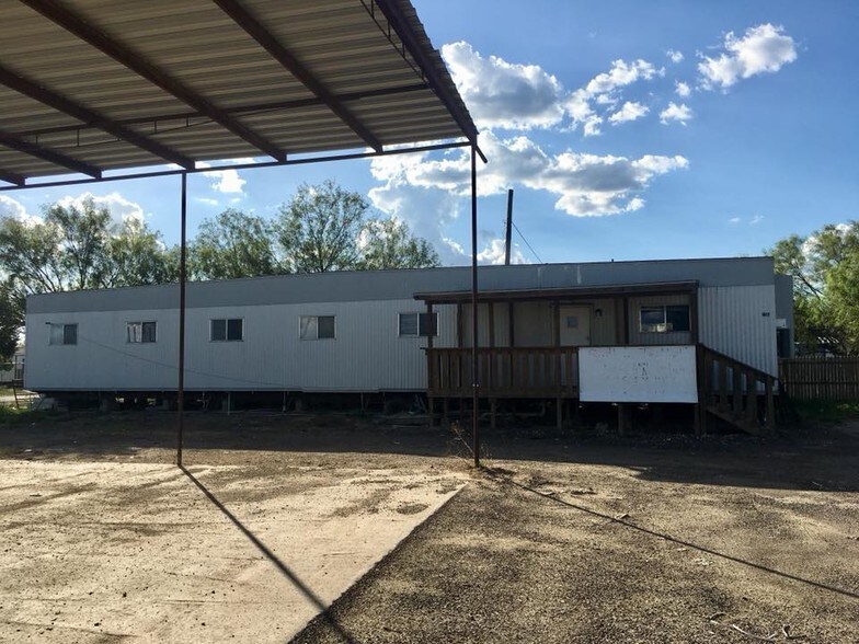 2206 N 1st St, Carrizo Springs, TX 78834