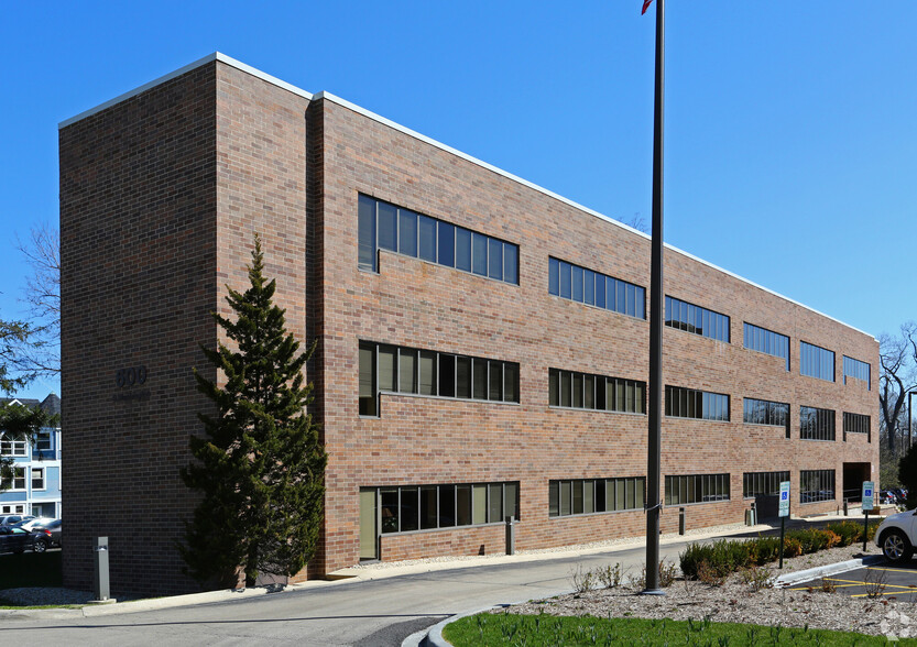 608 S Washington St, Naperville, IL for lease - Building Photo - Image 1 of 1