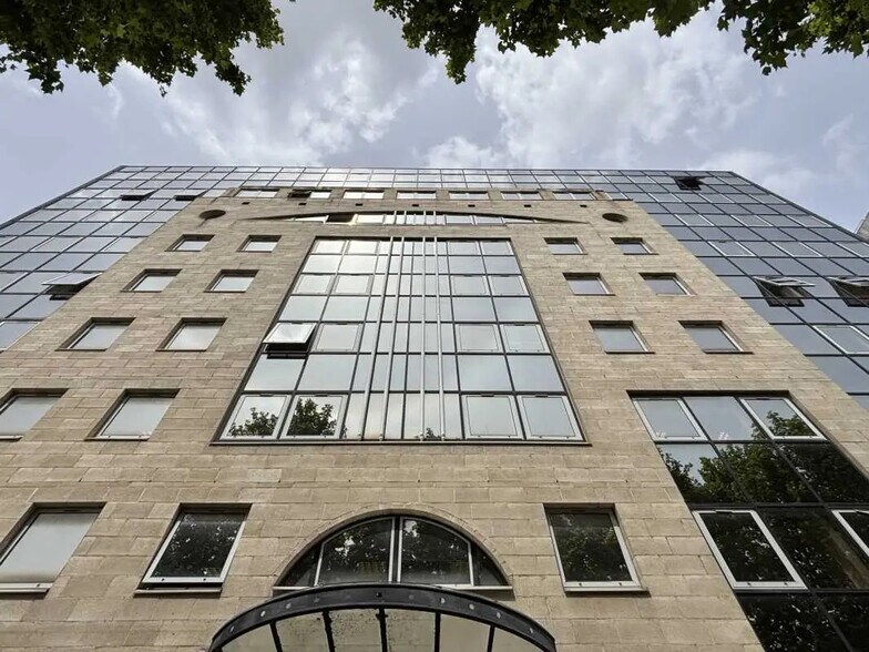 Office in Bordeaux for lease - Building Photo - Image 1 of 10