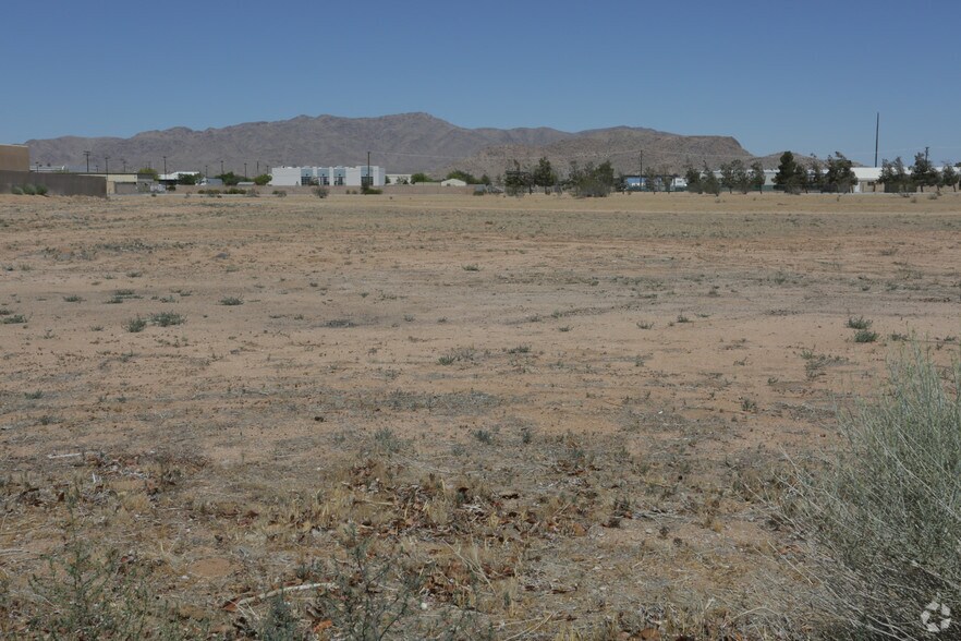 155 Manhasset Rd, Apple Valley, CA 92308