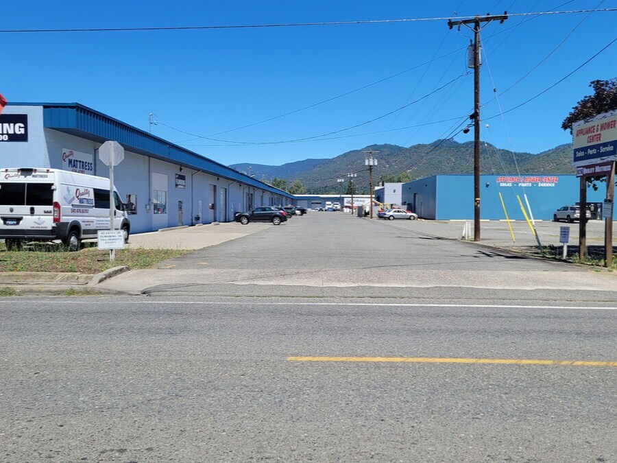 SE 928-960 SE M St, Grants Pass, OR for sale Building Photo- Image 1 of 1