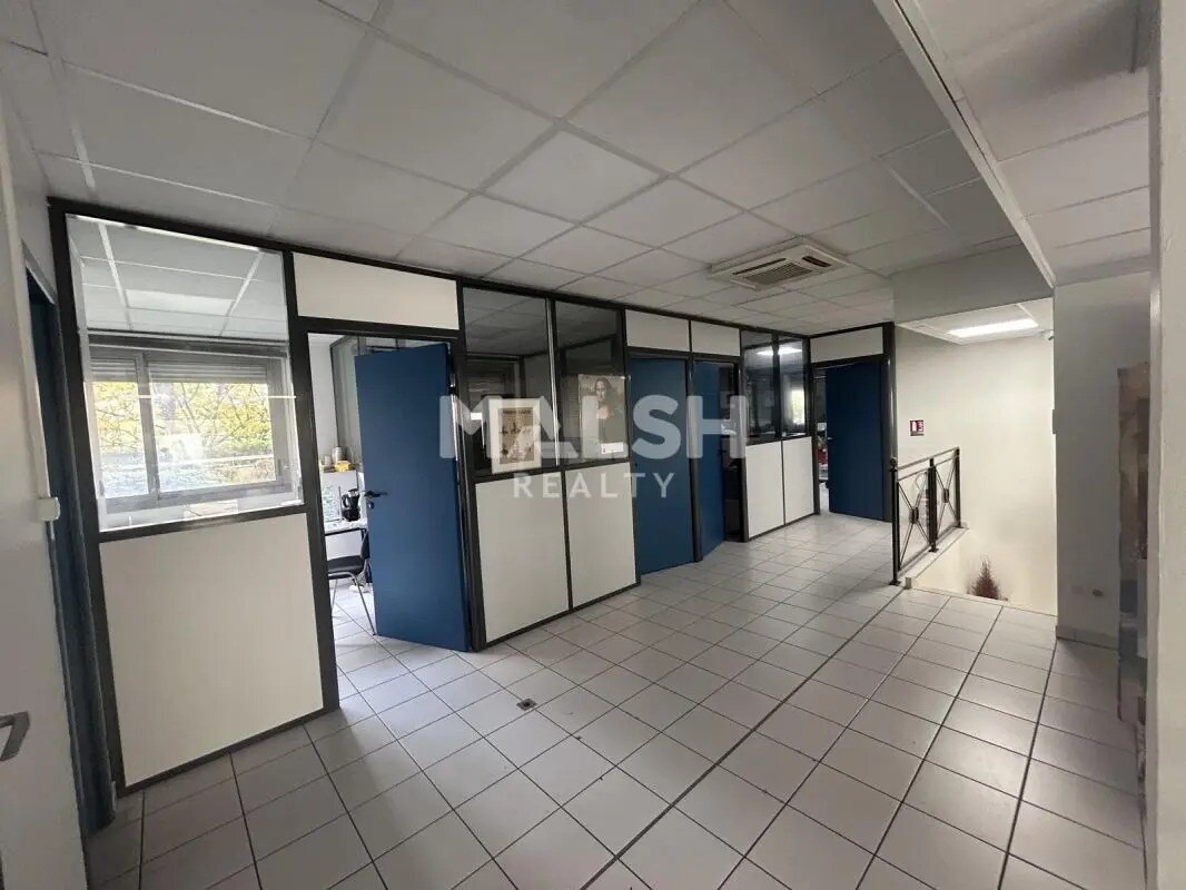 Retail in Lyon for lease Interior Photo- Image 1 of 5