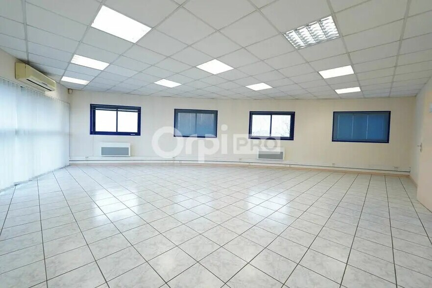 Office in Corbas for lease - Interior Photo - Image 2 of 7